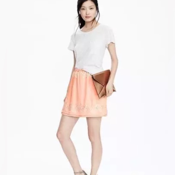3/$15 🏷️ Banana Republic peach silky satin polyester lined lace-top mini skirt - Picture 1 of 11
